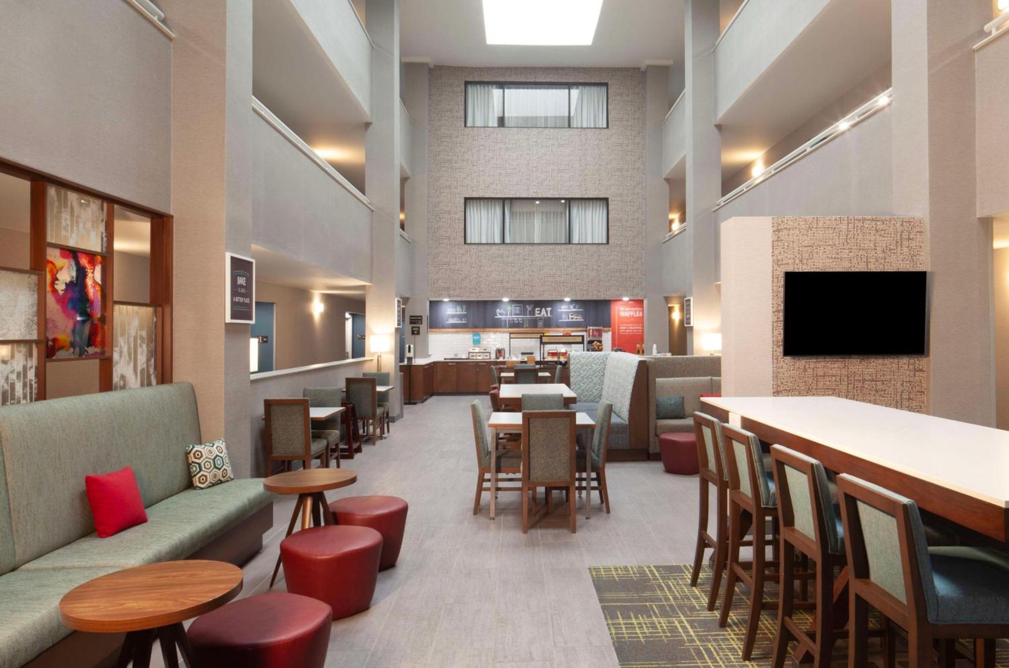 Hampton Inn Атенс Екстериор снимка
